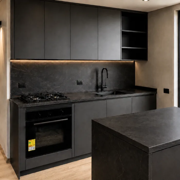 Cocina integral negra moderna con isla y acabados en gris en Bucaramanga