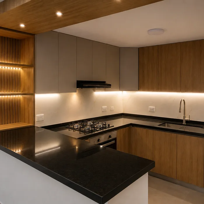 Cocina integral moderna en Bucaramanga con muebles de madera, cubierta negra y iluminación LED