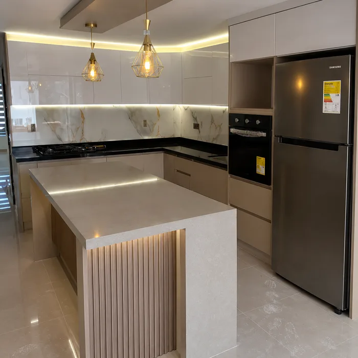 Cocina integral moderna con isla central, acabados en blanco y gris, Bucaramanga