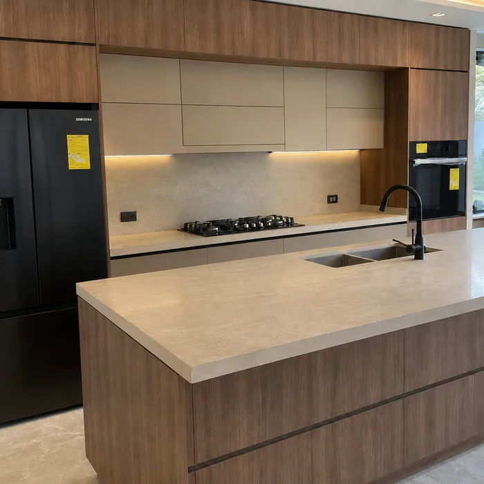 Cocina integral moderna en madera y blanco con isla central en Bucaramanga