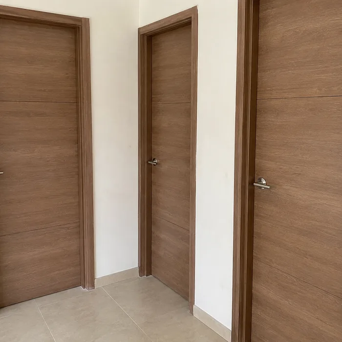Divisiones de baño en madera café claro instaladas en Bucaramanga con acabado moderno