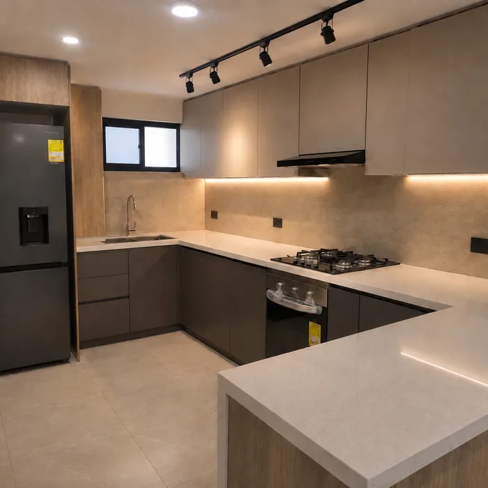 Cocina integral moderna en tonos grises y beige con encimera blanca en Bucaramanga