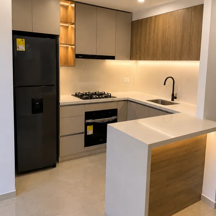 Cocina integral moderna en Bucaramanga con gabinetes grises, isla blanca y electrodomésticos negros