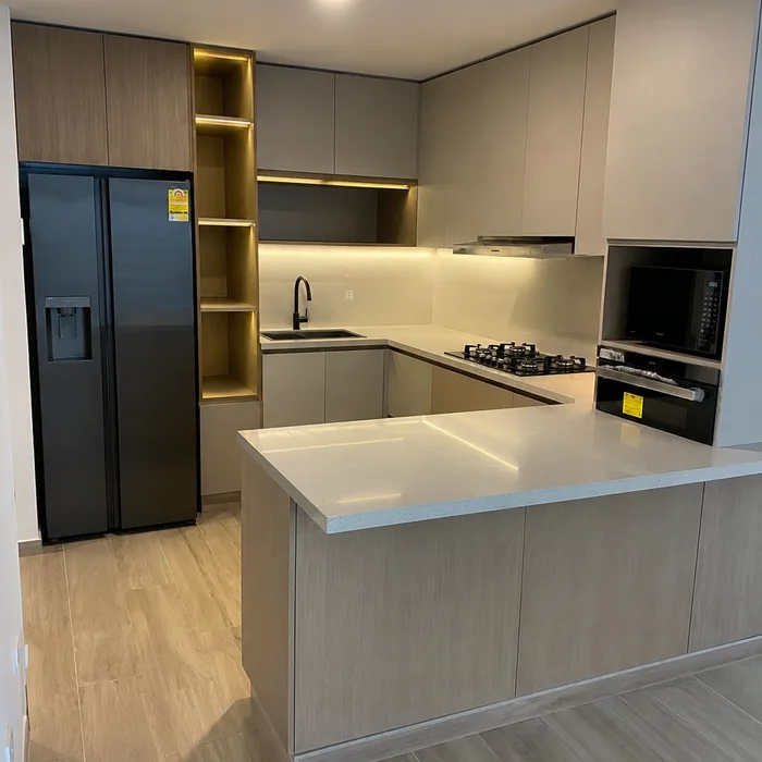 Cocina integral moderna en tonos grises con isla central y detalles en dorado, Bucaramanga