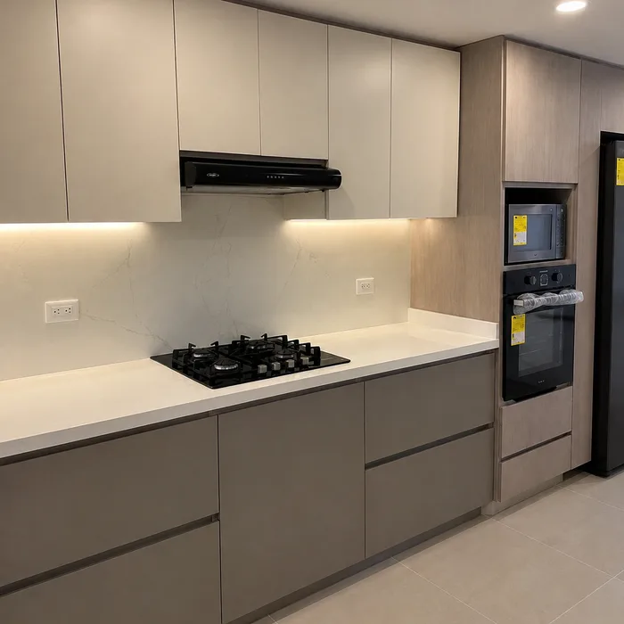 Cocina integral moderna en tonos blancos y grises con estufa negra, diseñada y fabricada en Bucaramanga