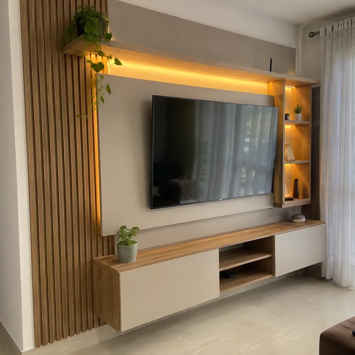 Mueble TV moderno en madera y blanco con iluminación LED en Bucaramanga
