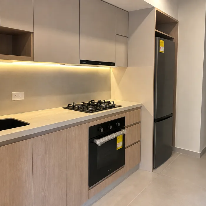 Cocina integral moderna en tonos madera y blanco con estufa negra en Bucaramanga