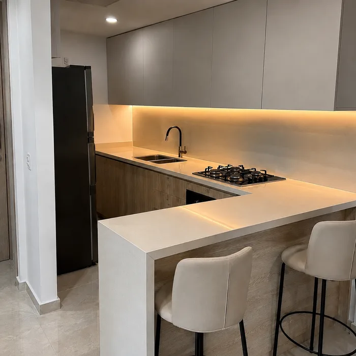 Cocina integral moderna en Bucaramanga con cubierta blanca, backsplash beige y muebles en tonos oscuros