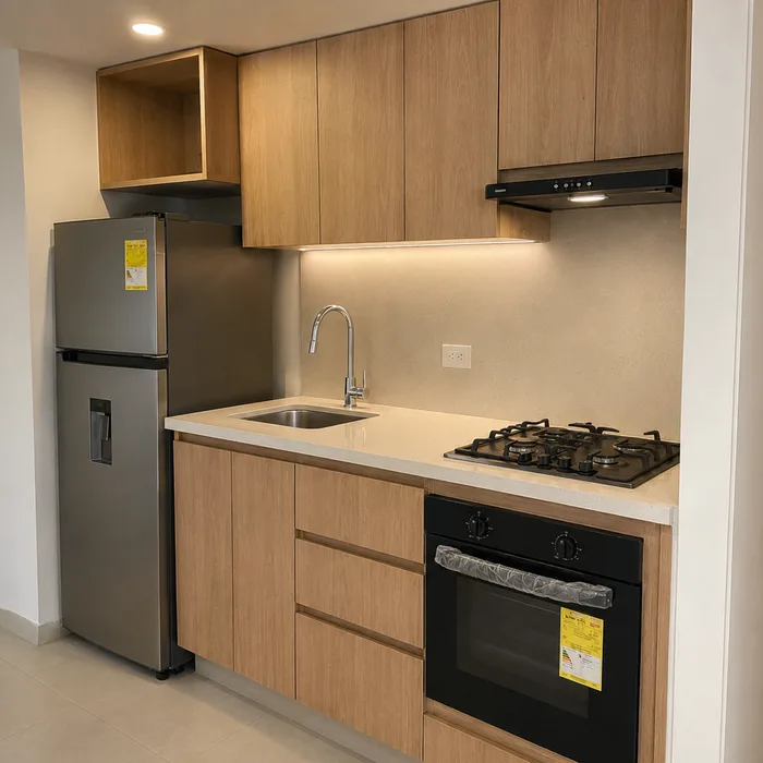 Cocina integral moderna con gabinetes en madera, encimera blanca y electrodomésticos en acero inoxidable Bucaramanga