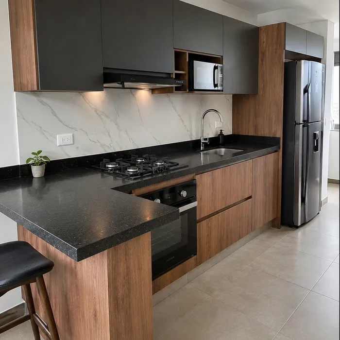 Cocina integral moderna en Bucaramanga con muebles en madera, encimera negra y backsplash mármol