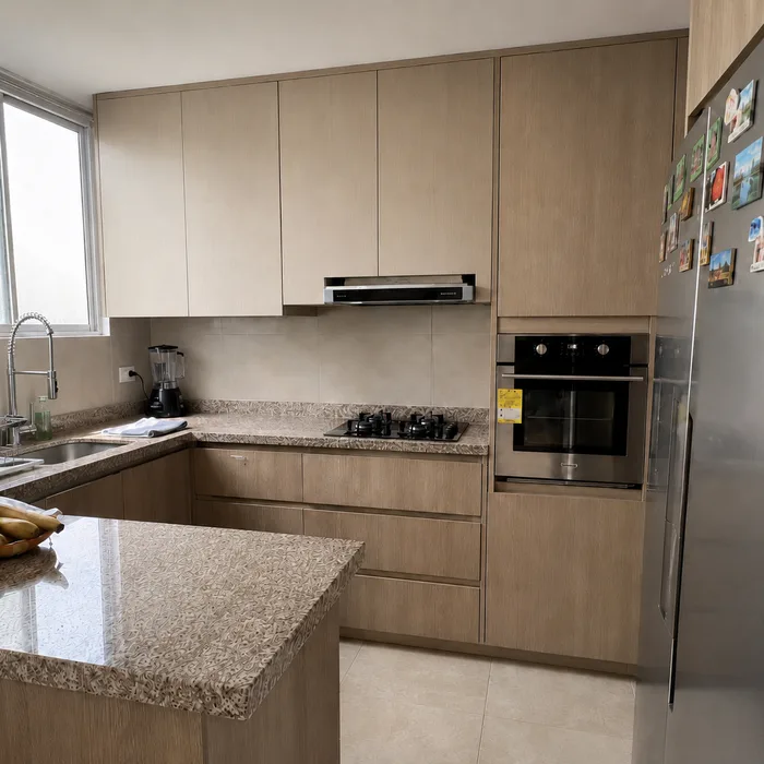 Cocina integral en tonos beige con cubierta gris, electrodomésticos modernos en Bucaramanga