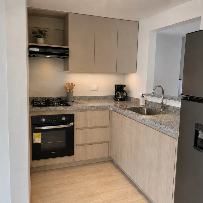 Cocina integral moderna en tonos beige con encimera gris y electrodomésticos negros en Bucaramanga