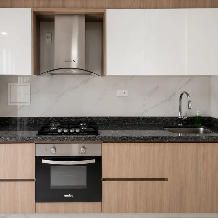 Cocina integral moderna en madera clara con cubierta gris y electrodomésticos en Bucaramanga