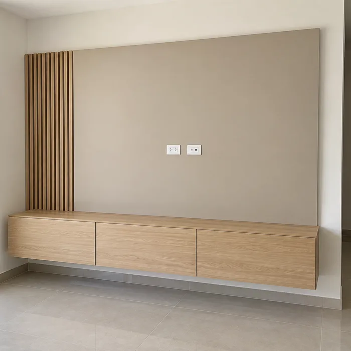 Mueble televisor flotante en madera con panel acústico vertical en Bucaramanga