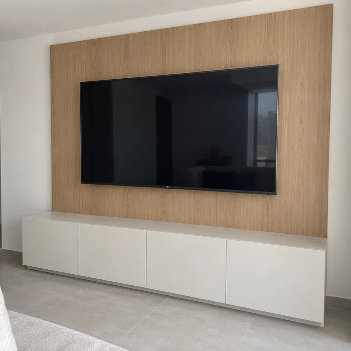 Mueble TV blanco con panel de madera en Bucaramanga, diseño moderno y minimalista